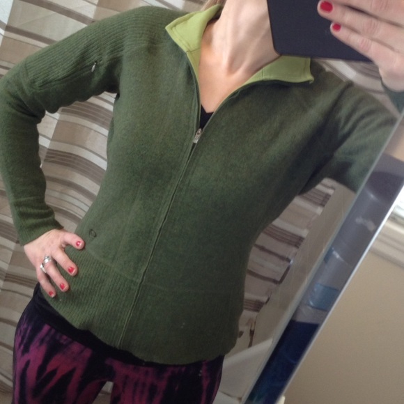 Mountain Hardware Medium zip up Sweater - Picture 3 of 4